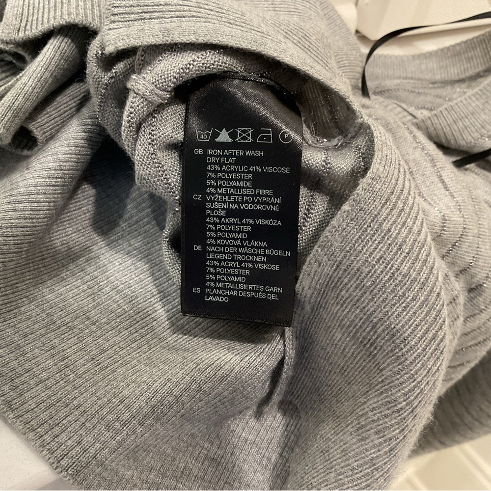 🔴H &M SWEATER🔴 - Picture 6 of 7